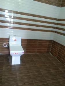 a bathroom with a white toilet in a room at Haridwar and kedarnath dharmshala in Haridwār