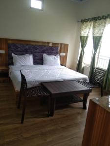 Säng eller sängar i ett rum på Haridwar and kedarnath dharmshala