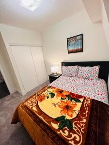布蘭普頓的住宿－C&M LUXURY HOME，一间卧室配有一张带花卉床罩的床
