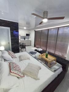 a bedroom with a large bed with a table on it at Hermosa habitación 203 deluxe GC in Guatapé