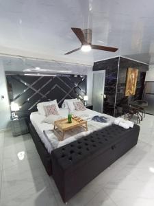 a bedroom with a large bed with a ceiling fan at Hermosa habitación 203 deluxe GC in Guatapé