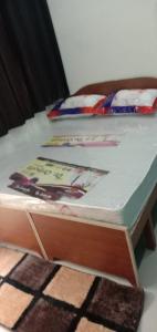 En eller flere senge i et værelse på Rishikesh by prithvi yatra hotels dharmshala