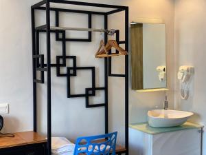 Super 8 Hotel Alor Setar في ألور سيتار: حمام مع حوض ومرآة