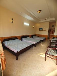 een groep van drie bedden in een kamer bij Green Hill Guest House in Ba Hòn