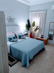 - une chambre avec un lit bleu et une couverture bleue dans l'établissement Apart temporario HB, à Presidencia Roque Sáenz Peña