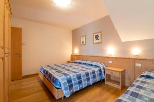 sypialnia z 2 łóżkami w pokoju w obiekcie Appartamenti Le Plejadi w Calavese