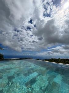 un grand volume d'eau avec un ciel nuageux dans l'établissement Mahot, à Petite Île