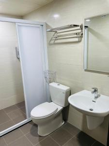 東港的住宿－倆倆民宿，浴室配有卫生间、盥洗盆和淋浴。