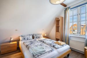 Ένα ή περισσότερα κρεβάτια σε δωμάτιο στο Haus Übersee Wohnung Sansibar