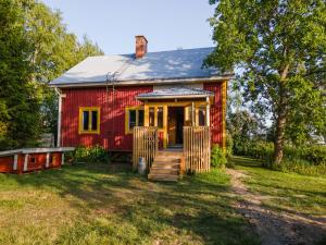 una casa roja con porche y patio en Grannys cottage, 