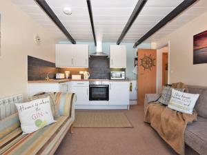 Köök või kööginurk majutusasutuses 2 Bed in Polruan PC041 +6 fotot