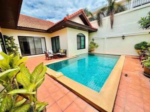 Bali Style Luxury View Talay POOL VILLA close to Beach & Walking Street内部或周边的泳池