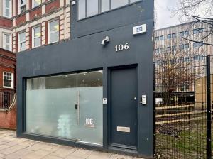 Un edificio negro con el número en él. en Cosmopolitan Comfort Private Bedrooms in Euston 106, en Londres