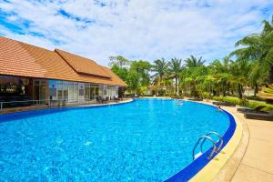 喬木提恩海灘的住宿－Bali Style Luxury View Talay POOL VILLA close to Beach & Walking Street!，度假村内的大型蓝色游泳池