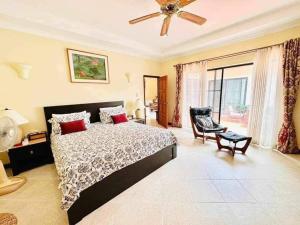 Bali Style Luxury View Talay POOL VILLA close to Beach & Walking Street客房内的一张或多张床位