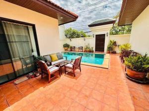 Bali Style Luxury View Talay POOL VILLA close to Beach & Walking Street内部或周边的泳池