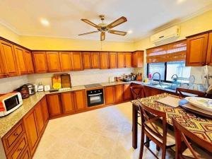Bali Style Luxury View Talay POOL VILLA close to Beach & Walking Street的厨房或小厨房
