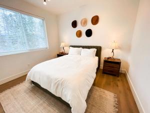 En eller flere senge i et værelse på Paradise Pines