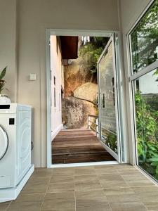 une porte ouverte menant à une maison avec un lave-linge dans l'établissement Grand view @lamaibeach, à Koh Samui 