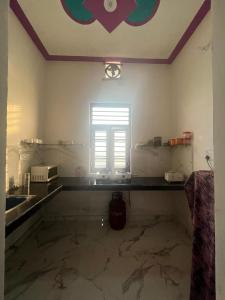 cocina con encimera y ventana en Grewal homestay en Jalandhar