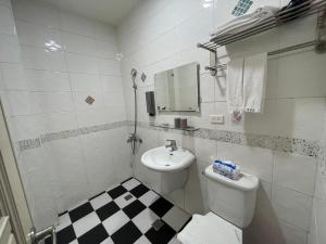 Ένα μπάνιο στο 萩閣民宿Sara's House走路可到夜市近市區好停車 +48 φωτογραφίες