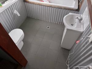 Koupelna v ubytování Wallaby Lodges + 25 fotografií