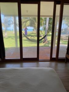 1 dormitorio con cama y vistas al patio en Vikinga casa de playa, en Monte Gordo