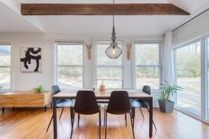 a dining room with a table and chairs at Sage Lodge by AvantStay 15 Min to Downtown Deck in Asheville