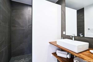 Ένα μπάνιο στο T2 Cosy a 100m de la plage, Saint-Pierre, Luma Appart