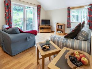 a living room with a couch and a table at 2 Bed in Llangenny BN284 in Llangenny