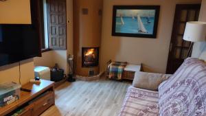 salon z kanapą i kominkiem w obiekcie Casa Rustica Isabel VT PO 00166 w mieście Sacos