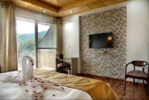 um quarto com uma cama com um bicho de peluche em Green Valley Chail em Chail