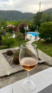 una copa de vino encima de una mesa en Villa Rosetta wellnes relax, en Scrutto