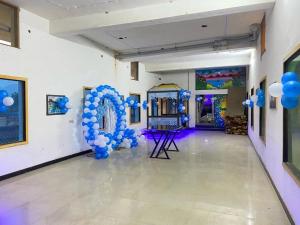 una stanza con un mazzo di palloncini blu e una festa di Ajaypal Garh Resort Near Pushkar and Ajmer a Ajaigarh