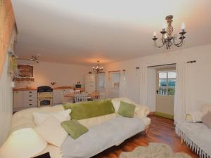 uma sala de estar com um sofá branco e uma cozinha em 2 Bed in Alnwick 78643 em Edlingham