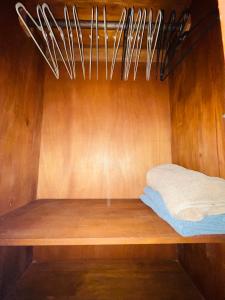 uma prateleira de madeira com uma cama num quarto em Peace and love house em Santa Cruz
