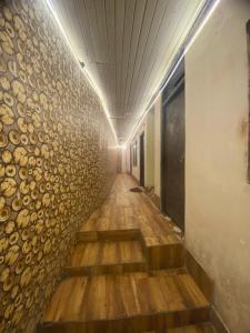 um corredor vazio com uma parede de madeira em Sewaro Homestay em Sukhia Pokhari