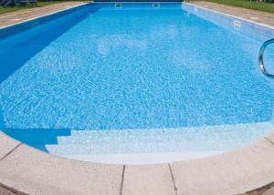duży basen z niebieską wodą w obiekcie Riverview Lodges And Glamping w mieście Welshpool