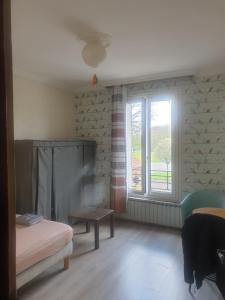Pokój z łóżkiem, oknem i ławką w obiekcie Villa proche JO 2024 w mieście La Courneuve