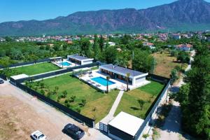 una vista aérea de una casa con piscina en Villa Turunç 1, en Koycegiz