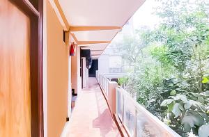 un pasillo con una gran ventana y plantas en Hotel Bashistha - 2Mint Walk Nizamuddin Railwy en Nueva Delhi