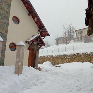 un edificio con nieve en el costado en Casa Mont Blanc apartament 1, en Cavnic