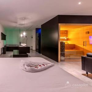 サルト・レ・スパにあるOduoのベッド1台とリビングルームが備わる客室です。