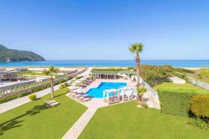 una vista aerea di un resort con piscina e oceano di San Giovanni Beach Resort and Suites a Città di Lefkada