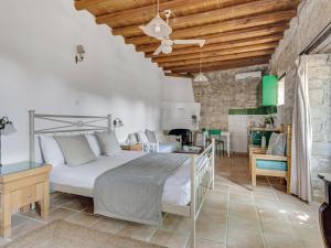 um quarto com uma cama e uma sala de estar em Cornaro House em Arsos