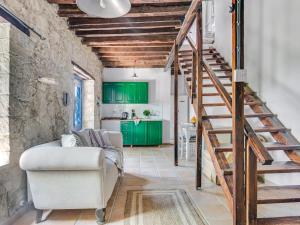 un salon avec un escalier et des armoires vertes dans l'établissement Cornaro House, à Arsos
