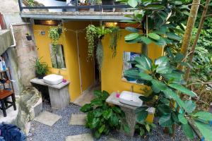 Um jardim no exterior de Deishaview Jungle Hostel