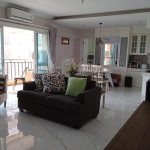 Χώρος καθιστικού στο Homey Cozy 3 Bedrooms Apt By Barokah