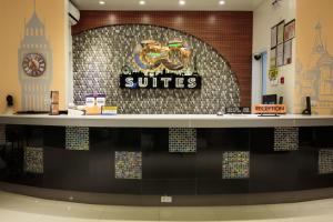 Un negozio con un cartello che dice trapunte su un muro di GC Suites a Cagayan de Oro