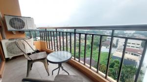 Μπαλκόνι ή βεράντα στο Homey Cozy 3 Bedrooms Apt By Barokah